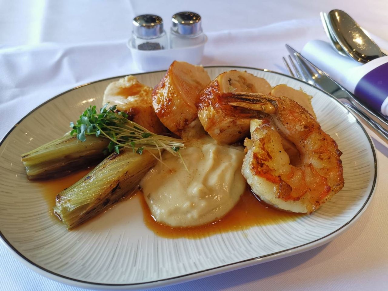 อกไก่ม้วน กุ้งลายเสือ พร้อมเฟนเนลบดและผักสลัด