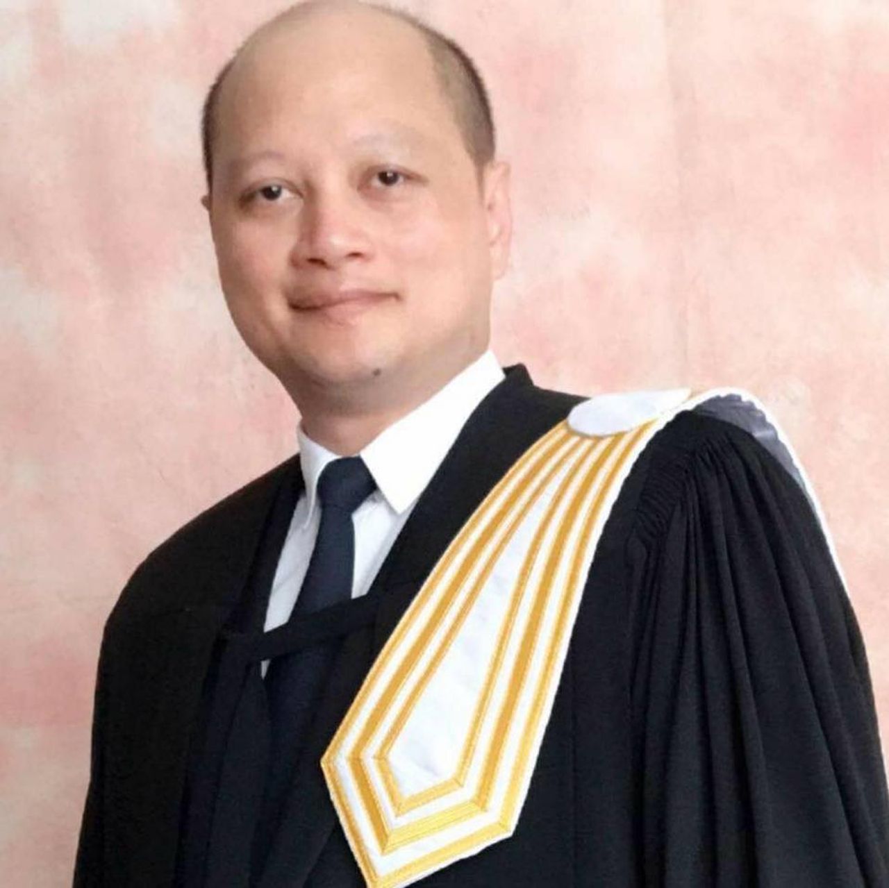 ทนายรัชพล ศิริสาคร เจ้าของเพจสายตรงกฎหมาย