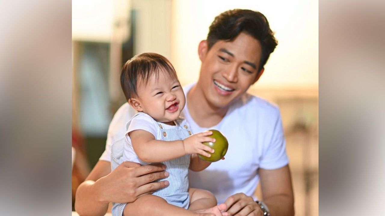 ส่วน ตู่ ภพธร ตระเวนหาโรงเรียนให้ น้องริสา ลูกสาววัยขวบนิดๆ แบบจริงจัง จนถูกใจโรงเรียนนานาชาติ เวลลิงตัน คอลเจน ถึงขั้นเข้าคิว ลงชื่อเป็นนักเรียนเรียบร้อย... ล่วงหน้าไวมว้ากกก!!