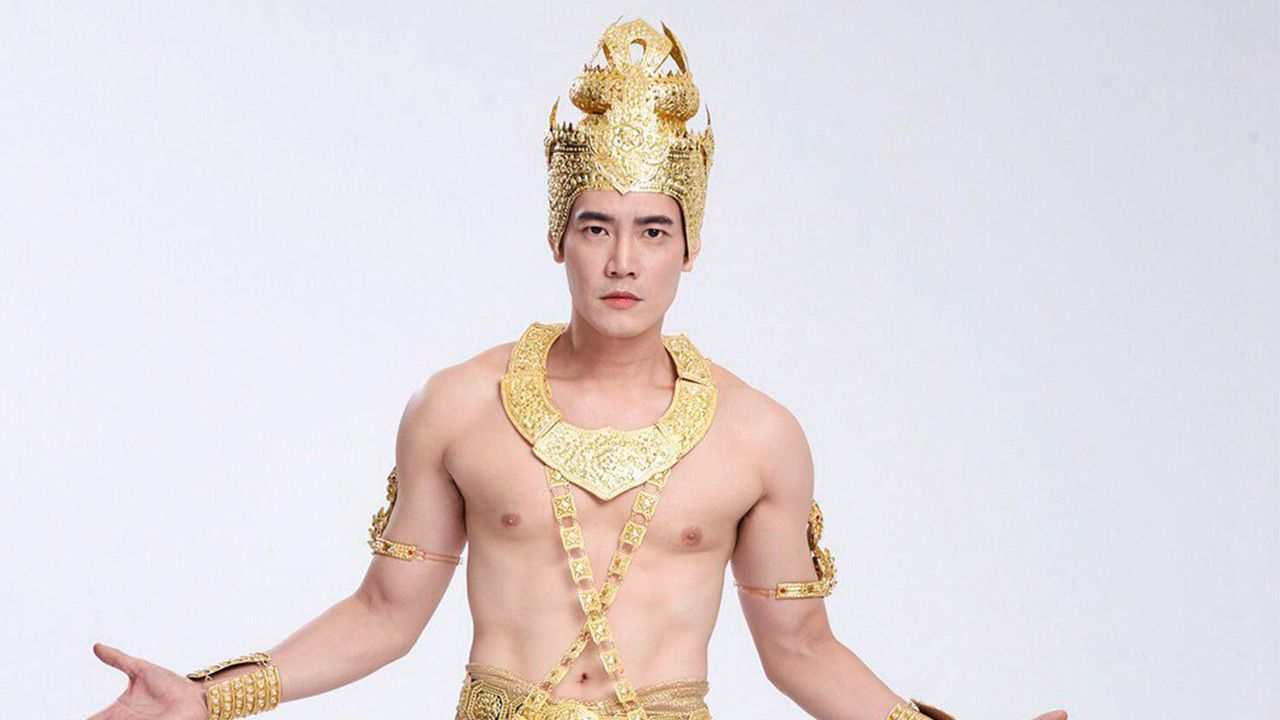 หุ่นน่ากินมว้าก ฟลุค จิระ ใส่ชุด “พญามุจลินทร์นาคราช” ใน “มณีนาคา” ช่อง 8 มีแค่เส้นสังวาลพาดตัว แต่เพื่อคนดูแม้หัวนมชมพูจะโดนบาดเป็นแผลแต่ก็ต้องอดทน โอ๊ย...ฉงฉานๆ.