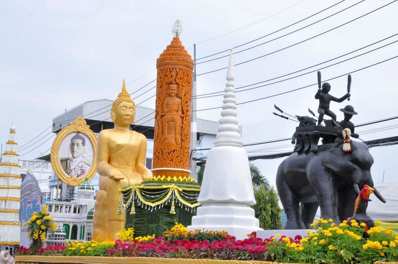 รถแห่เทียนพรรษาที่สร้างเฉลิมพระเกียรติ สมเด็จพระนเรศวรมหาราช กระทำยุทธหัตถีกอบกู้ประเทศ ยังคงได้รับการออกแบบไม่ซ้ำกันทุกปี.