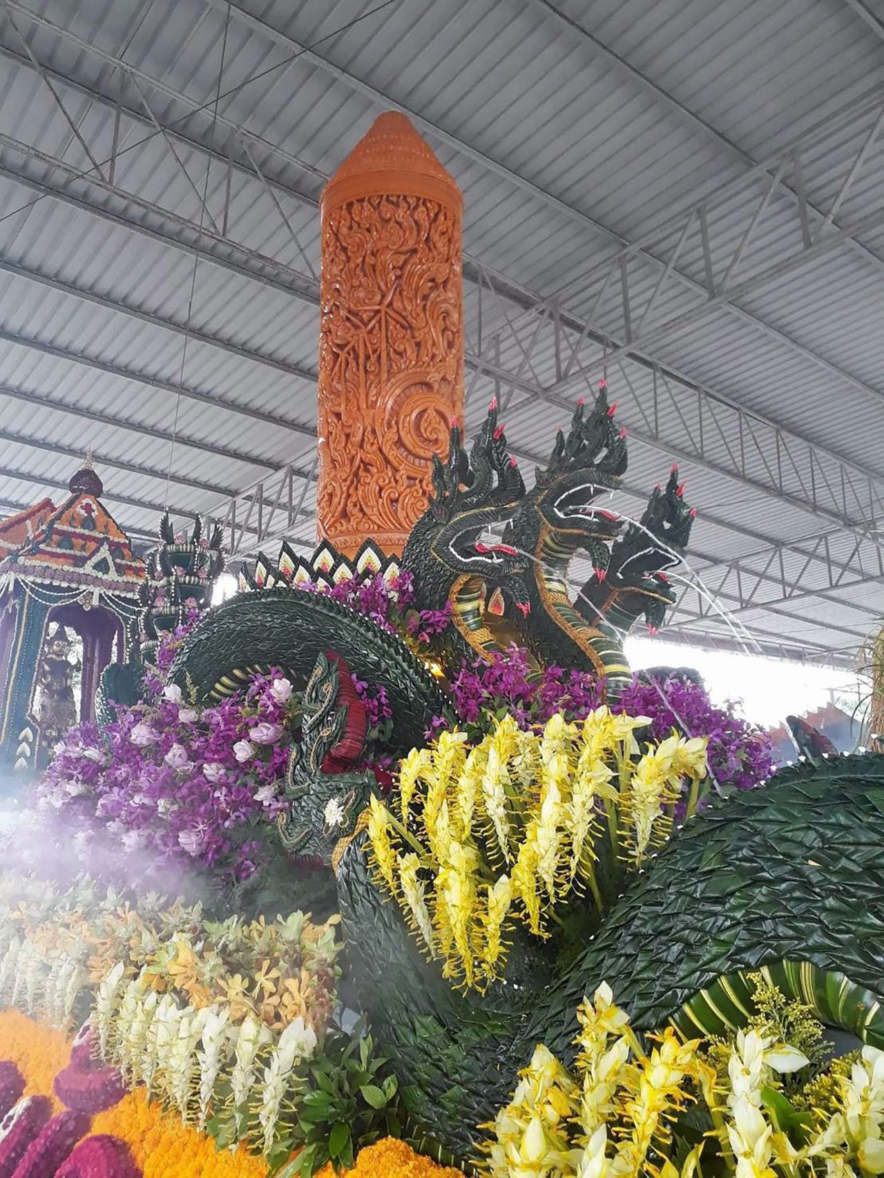 การตกแต่งบายศรีขนาดใหญ่ในพิธีสำคัญระดับประเทศ ถูกจัดเข้ามาร่วมตกแต่งบายศรีใหญ่ประกอบบนรถแห่เทียนพรรษาอันงดงาม.