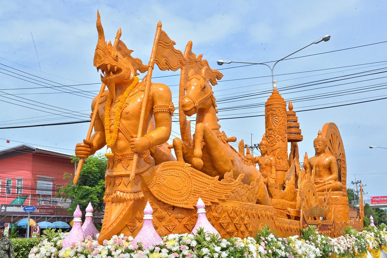 รถแห่เทียนพรรษาที่ได้รับการตกแต่งและแกะสลักเทียนพรรษาในรูปแบบงดงามตระการตา สร้างความตื่นตาตื่นใจแก่นักท่องเที่ยวทั้งชาวไทยและต่างประเทศต่างทึ่งในฝีมือคนไทย.
