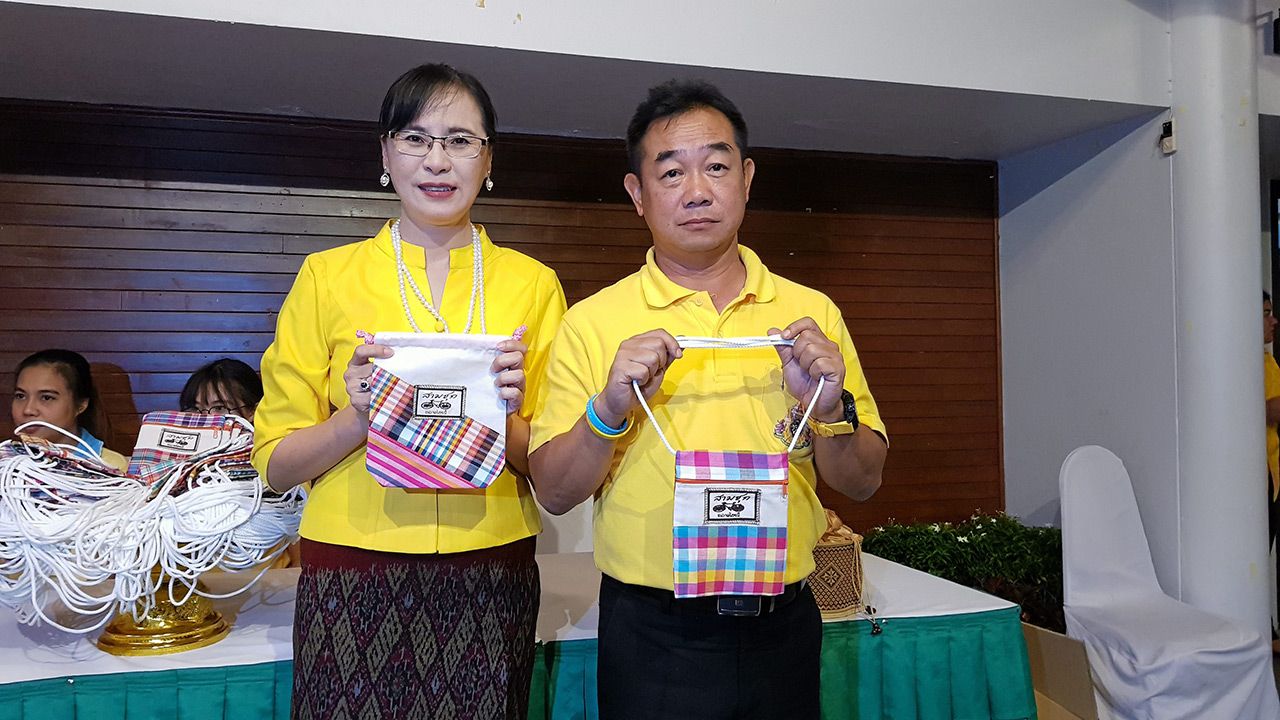 นายนิมิต วันไชยธนวงศ์ ผวจ.สุพรรณบุรี และ นางจุฬารัตน์ วันไชยธนวงศ์ นายกเหล่ากาชาด พ่องานแม่งานสืบสานประเพณี.