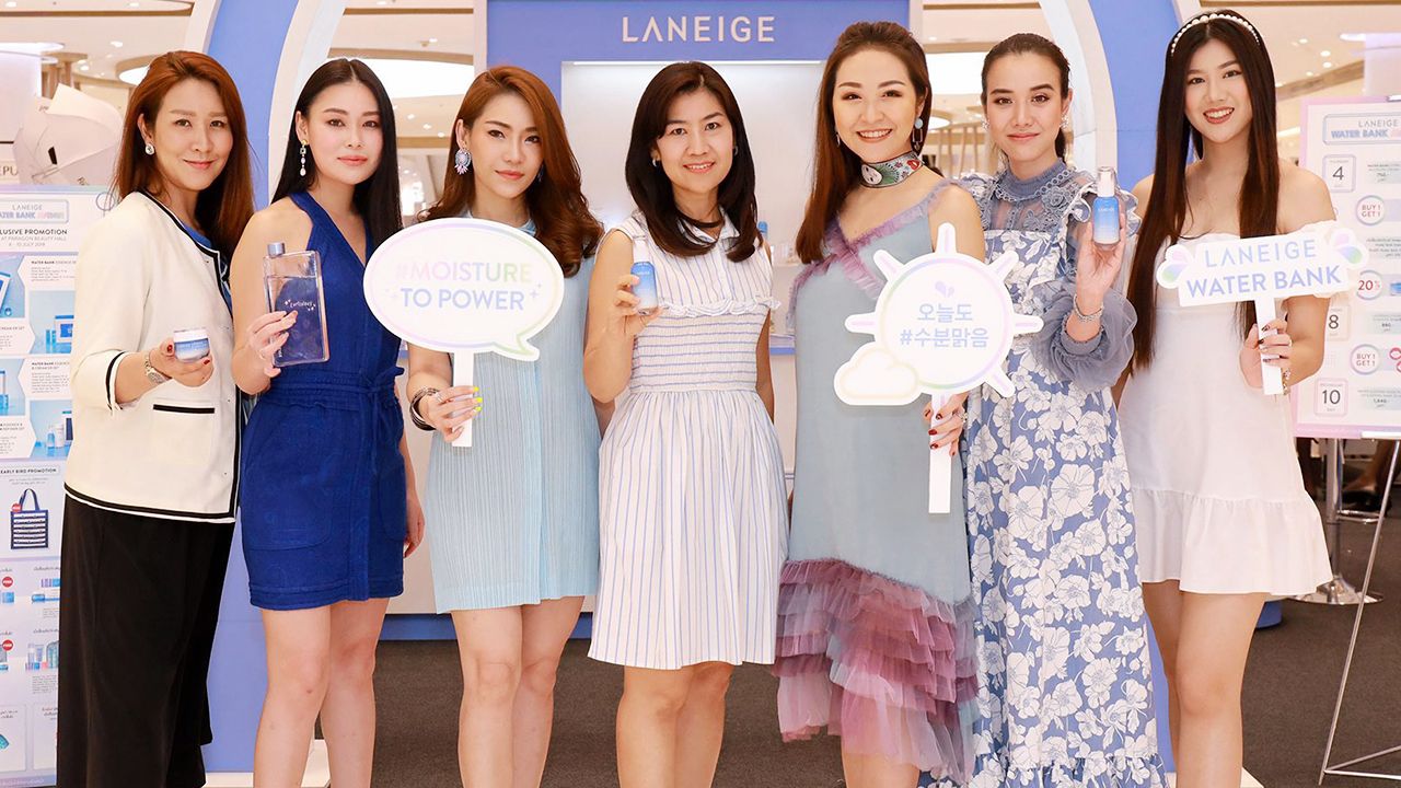 ผิวงามได้ - ต้องจิต วุฒิปุประจักร์ เปิดแคมเปญ “ลาเนจ วอเตอร์ แบงก์ อเวนิว” พร้อมแนะนำกลุ่มผลิตภัณฑ์ลาเนจวอเตอร์แบงก์ สูตรพัฒนามอยส์เจอไรเซอร์ให้ผิวเปล่งประกายเจิดจรัส โดยมี ณชา จึงกานต์กุล และ ศิลป์ศุภา อภิรักษ์ทานนท์ มาร่วมงานด้วย ที่สยามพารากอน วันก่อน.