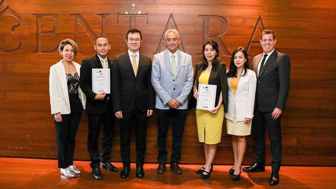 ยอดเยี่ยม - วีเจ เวอร์กีส มอบ 2 รางวัลยอดเยี่ยม Best Wedding Hotels และรางวัล Best Family Hotels ให้แก่ตัวแทนโรงแรมและรีสอร์ตในเครือเซ็นทารา โดยมี ธีระยุทธ จิราธิวัฒน์, ทอม ทรัสเซล และ พินิดา เพชรธนะกุล มาร่วมงานด้วย ที่ สนง.ใหญ่ รร.และรีสอร์ตเซ็นทารา วันก่อน.