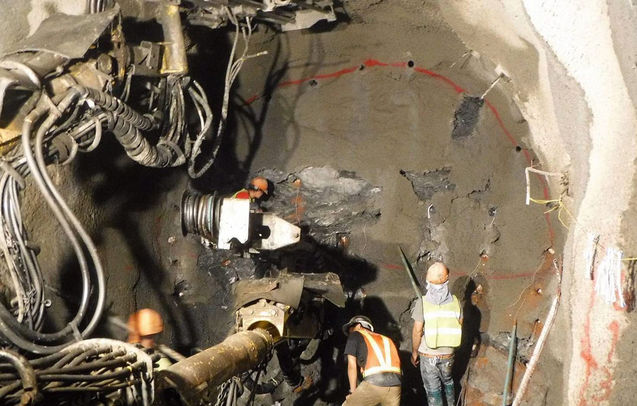 เจ้าหน้าที่เร่งขุดเจาะอุโมงค์เขื่อนแม่งัด-แม่กวง พบว่าบางช่วงเจอถ้ำ บางช่วงน้ำท่วมหัวเจาะ เป็นสาเหตุทำให้เกิดความล่าช้าในการทำงาน.