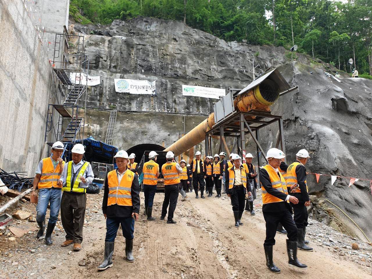 บริเวณปากอุโมงค์เขื่อนแม่กวง เมื่อครั้ง พล.อ.ฉัตรชัย สาริกัลยะ อดีตรองนายกรัฐมนตรี ลงพื้นที่ตรวจเยี่ยมเร่งรัดการเจาะอุโมงค์ส่งน้ำ.