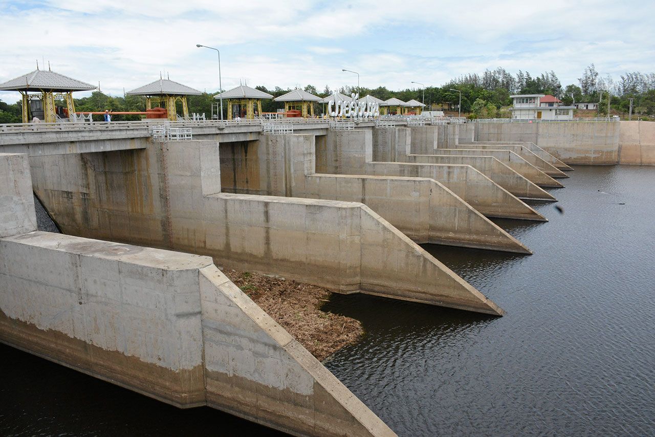 ฝายเก็บน้ำวังปาน ซึ่งก่อสร้างปิดลำน้ำแม่ปิง เพื่อผันน้ำไปใช้ในภาคเกษตรกรรมในช่วงหน้าแล้งแก้ปัญหาการขาดแคลนน้ำใช้เพาะปลูก.