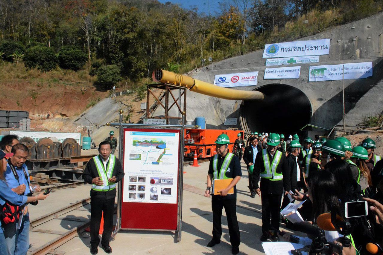 การเจาะอุโมงค์ส่งน้ำ เขื่อนแม่งัด–เขื่อนแม่กวง จ.เชียงใหม่ ระยะทางยาว 47 กม. ซึ่งรัฐบาลทุ่มงบประมาณก่อสร้าง 1.5 หมื่นล้านบาท เพื่อแก้ปัญหาภัยแล้ง มีความล่าช้ากว่าที่กำหนด.