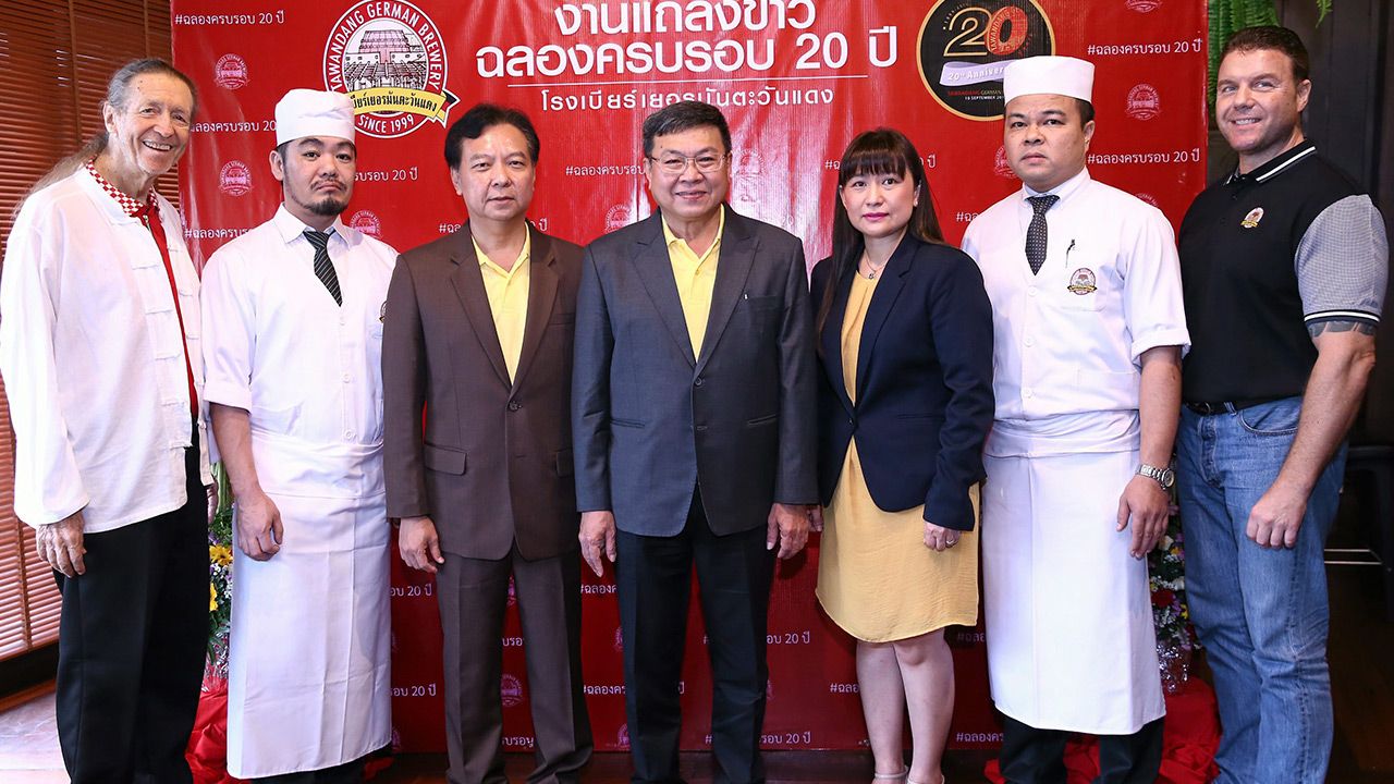 ยี่สิบปี สุพจน์ ธีระวัฒนชัย จัดงานฉลองครบรอบ 20 ปีโรงเบียร์เยอรมันตะวันแดง พร้อมแคมเปญ “กินเที่ยวเรื่องเดียวกันกับบัตรเครดิต KTC” โดยมี วันชัย เรืองกิจภิญโญ, ผกามาศ พงศ์บุญคุ้มลาภ และ บรู๊ซ แกสตัน มาร่วมงานด้วย ที่โรงเบียร์เยอรมันตะวันแดง สาขาพระราม 3 วันก่อน.