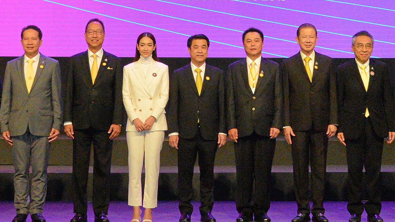 ไทยก้าวไกล สุริยะ จึงรุ่งเรืองกิจ รมว.อุตสาหกรรม เปิดงาน “Thailand Industry Expo 2019 : สานพลัง ร่วมใจ วิวัฒน์อุตสาหกรรมสู่อนาคต” โดยมี พสุ โลหารชุน, สนั่น อังอุบลกุล และ สุพันธุ์ มงคลสุธี มาร่วมงานด้วย ที่อาคารชาเลนเจอร์ เมืองทองธานี วันก่อน.