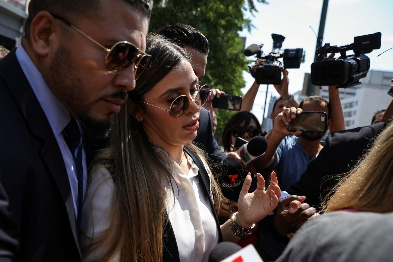 เอ็มมา โคโรเนล ไอส์ปูโร ภรรยาของเอล ชาโป เดินทางออกจากศาลหลักมีการพิพากษาโทษ