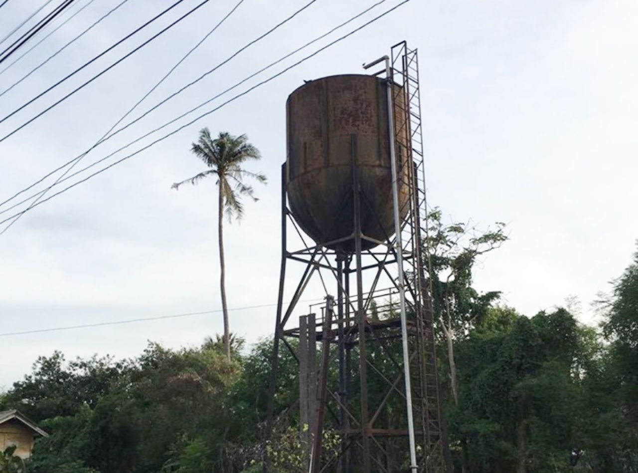 ถังใส่น้ำฟืนหัวรถจักรไอน้ำ ตั้งอยู่บริเวณสถานีรถไฟ 