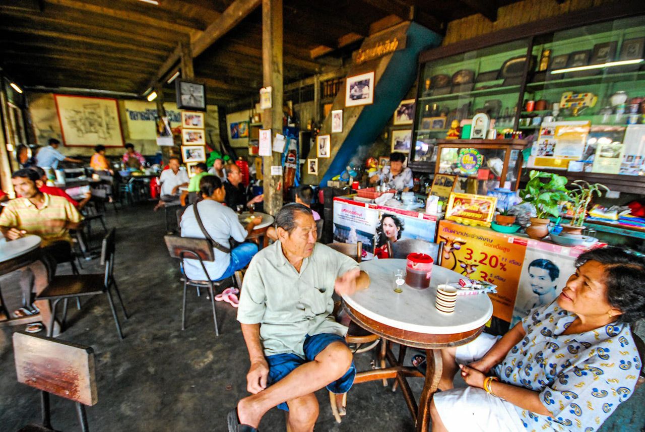 ตลาดสามชุก 100 ปี อ.สามชุก สถานที่ท่องเที่ยววิถีไทยยอดนิยมของ จ.สุพรรณบุรี ที่ยังคงอนุรักษ์บ้านและวิถีเก่าแก่ของชาวสามชุกไว้ได้เป็นอย่างดี.