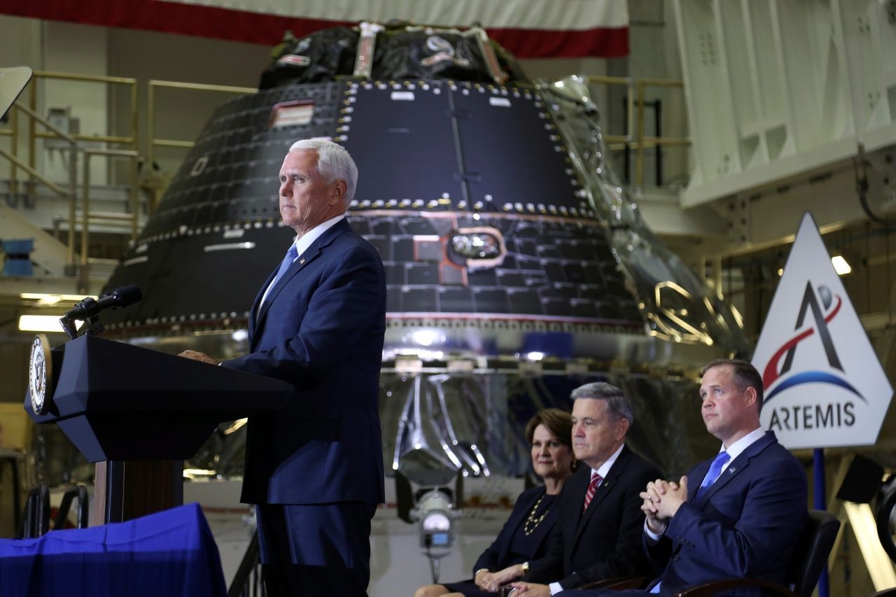 นายไมค์ เพนซ์ รองประธานาธิบดีสหรัฐฯ กล่าวสุนทรพจน์ ที่ศูนย์ อวกาศ เคนเนดี้ เมื่อ 20 ก.ค. 62 เนื่องในวาระ เฉลิมฉลอง 50 ปี ภารกิจอะพอลโล 11 มนุษย์คนแรกเหยียบดวงจันทร์