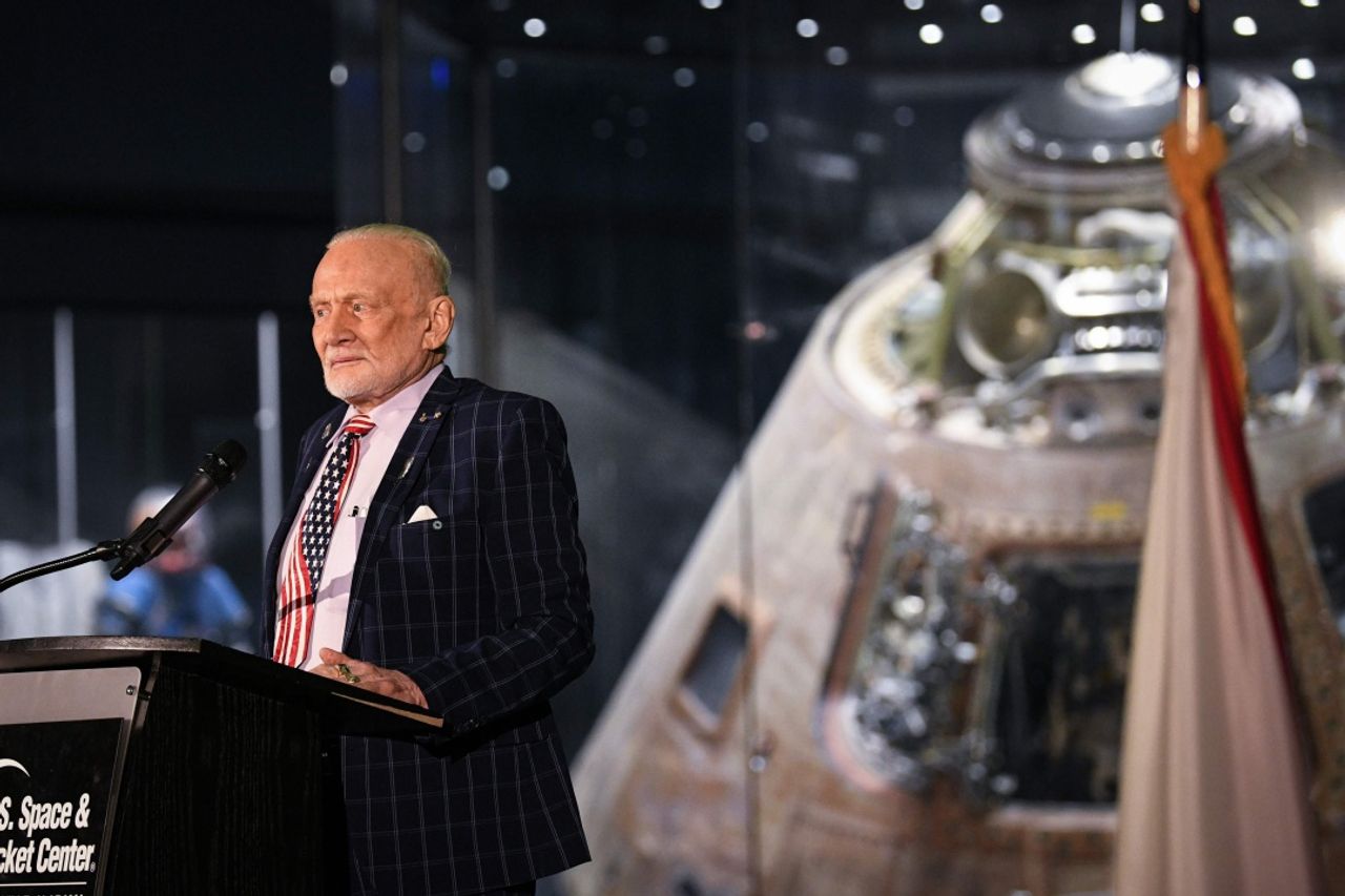 บัซซ์​ อัลดริน อดีตนักบินอวกาศของนาซา  ซึ่งเป็น 1 ใน 3 นักบินอวกาศในภารกิจอะพอลโล 11ไปยังดวงจันทร์ กล่าวสุนทรพจน์ที่ศูนย์อวกาศเดวิดสัน เมื่อ 17 ก.ค. 62 