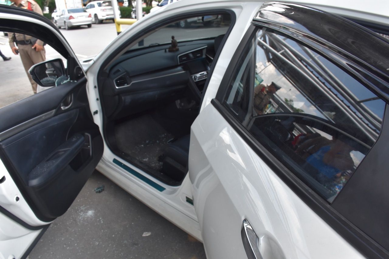 พลเมืองดีเปิดประตูรถนำร่างออกมาส่งโรงพยาบาล