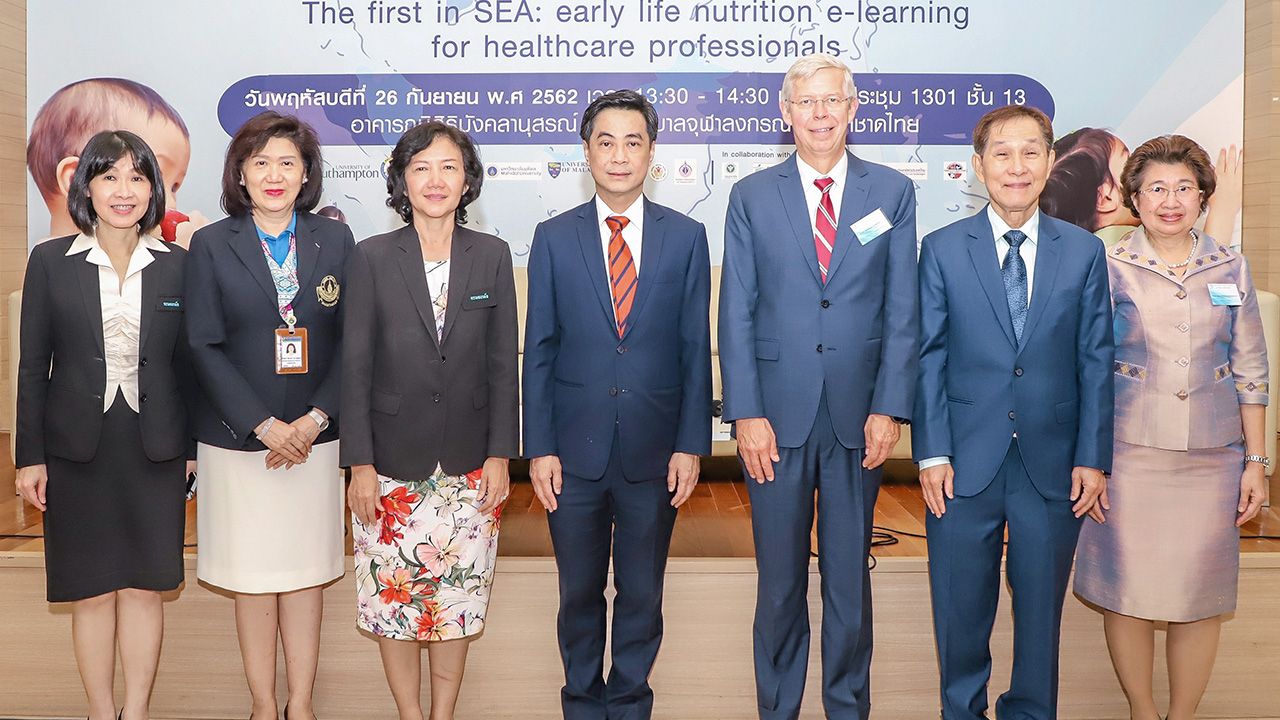 ดีมาก  -  ศ.นพ.สุทธิพงศ์ วัชรสินธุ และ ศ.เพิร์ทโฮลด์ เลสโก แถลงข่าว “ครั้งแรก! ของวงการแพทย์อาเซียน e-learning องค์ความรู้โภชนาการ 1,000 วันแรกของชีวิต” โดยมี พญ.พรรณพิมล วิปุลากร และ รศ.นพ.สังคม จงพิพัฒน์วณิชย์ มาร่วมแถลงด้วย ที่ รพ.จุฬาลงกรณ์ วันก่อน.