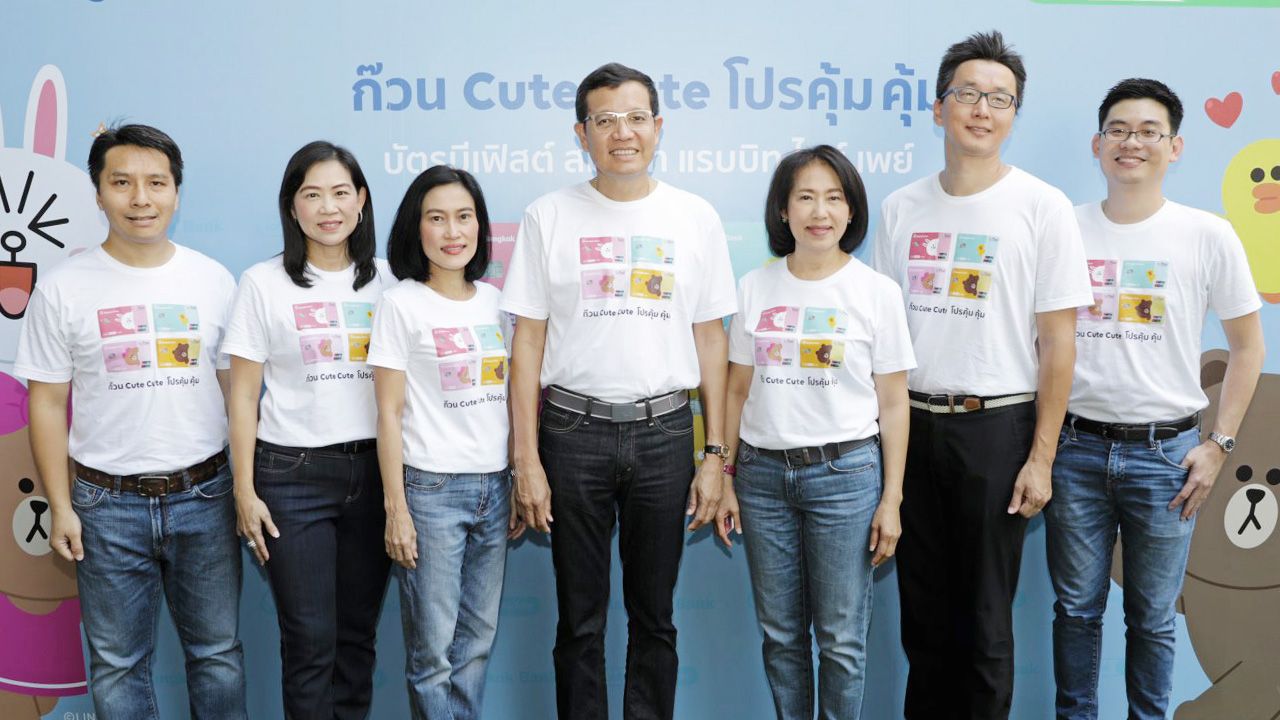 น่าใช้จัง  -  โชค ณ ระนอง, พจณี คงคาลัย, สุดฤทัย ทองสอง และ จิน วู ลี เปิดตัวบัตรเดบิตร่วม “บีเฟิสต์ สมาร์ท แรบบิท ไลน์ เพย์” โดดเด่นด้วยดีไซน์ LINE Character Limited Edition 4 แบบ โดยมี วิภาวรรณ ยงวิกุล มาร่วมงานด้วย ที่ธนาคารกรุงเทพ สนง.ใหญ่ วันก่อน.