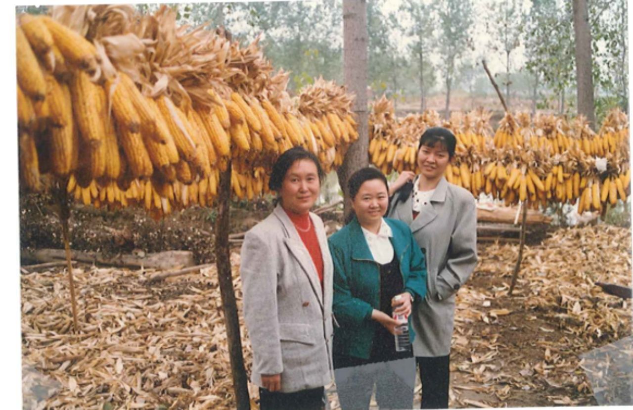 ภาพเมื่อปี 1994 หมอหวัง (กลาง) กับเพื่อนร่วมงานที่เมืองโจวโคว มณฑลเหอหนาน