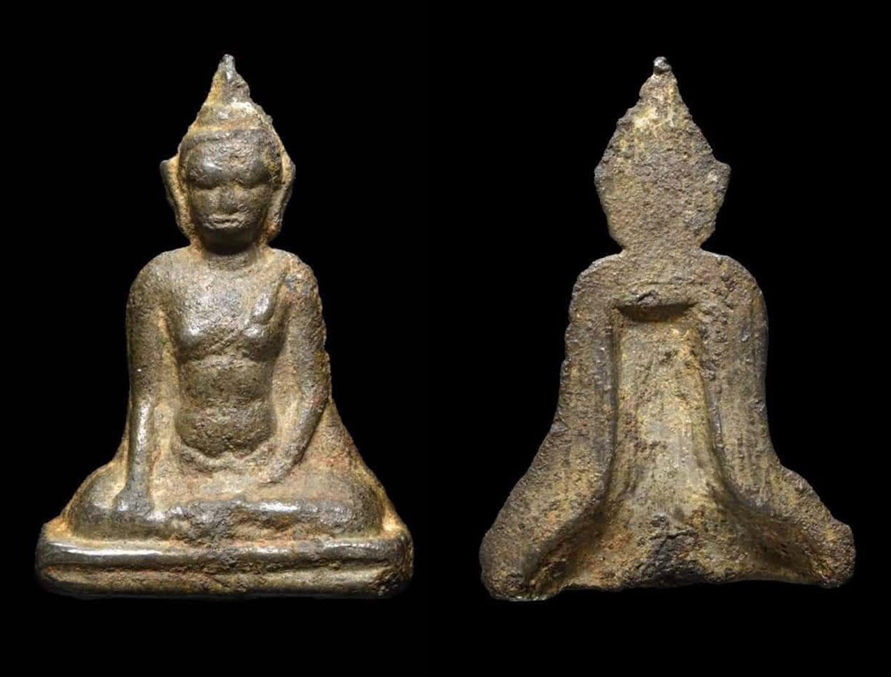 พระร่วงนั่ง หลังลิ่มกรุ วัดช้างล้อม สุโขทัย ของ พ.อ.วันฉัตร แสงสว่าง.