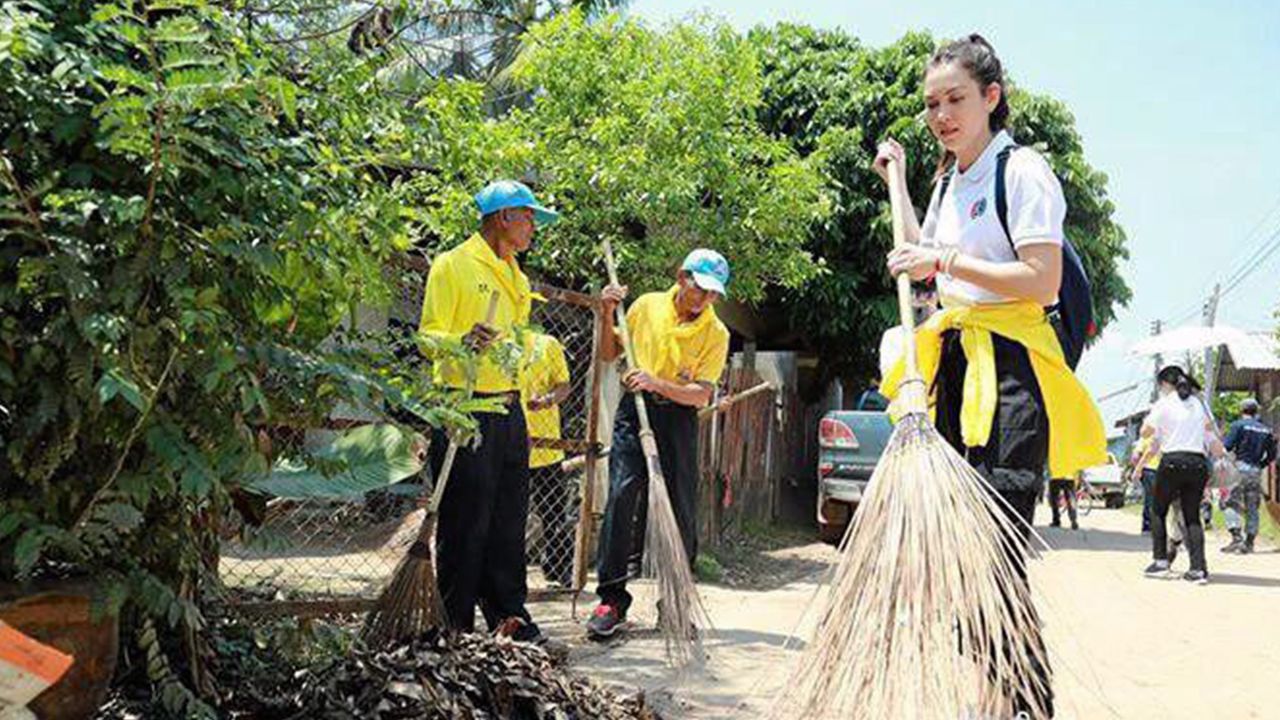 แอบทำดี ไอจีไม่ลง แต่คน จ.อุบลราชธานีเห็นสาว แมท-ภีรนีย์ ตามคณะช่วยเหลือผู้ประสบอุทกภัยขึ้นไปแจกข้าวของ และยังจับไม้กวาดไปกวาดถนนอยู่เหย็งๆ.