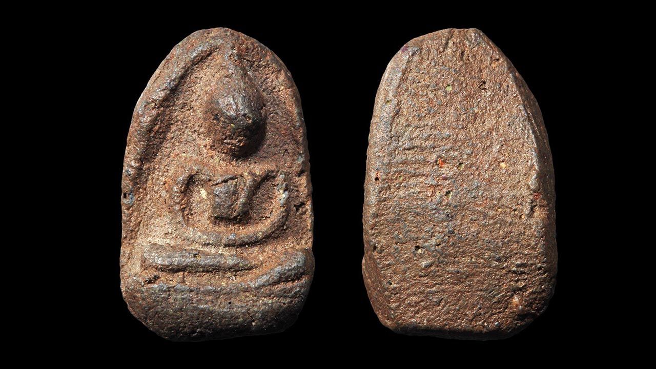 พระท่าดอกแก้ว หรือพระผงโสฬสมหาพรหม หลวงปู่สนธิ์ วัดท่าดอกแก้ว นครพนม ของ เบนจมิน ท่าพระจันทร์.