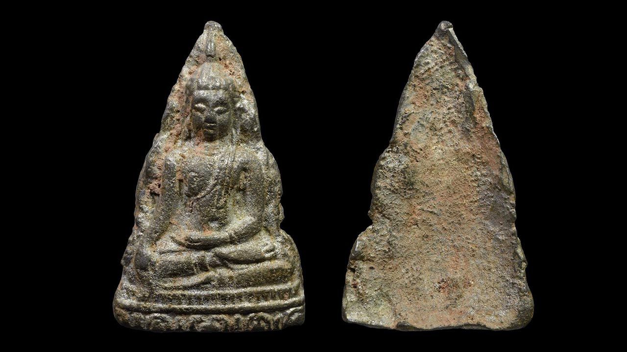 พระท่ามะปราง เนื้อชินเงิน กรุวัดสี่อิริยาบถ ของ ธนาชัย เลิศนิรันดร์.