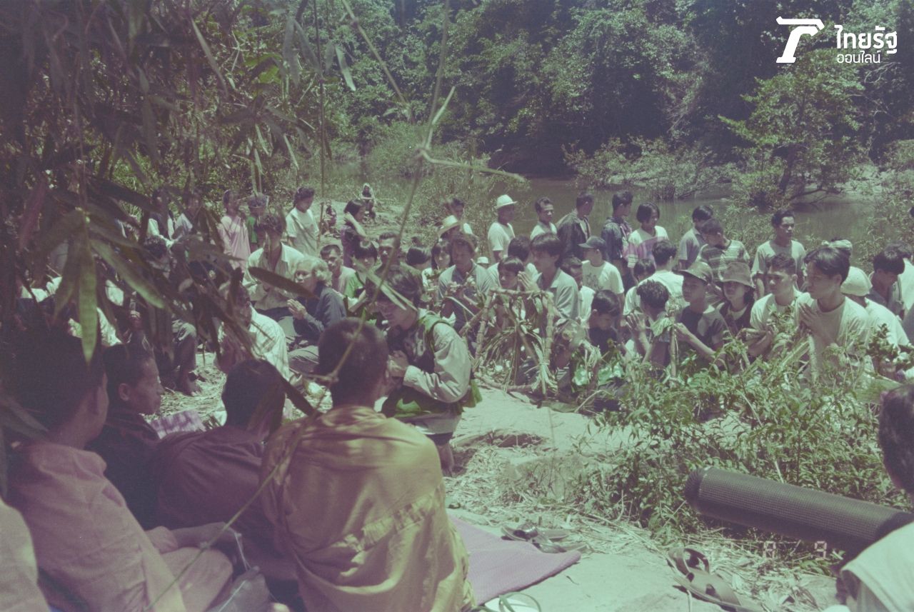 นักศึกษา ชาวบ้าน เจ้าหน้าที่ และนักท่องเที่ยว ร่วมกันวางหรีดที่หน้าผาน้ำตกเหวนรก เขาใหญ่ ไว้อาลัย ช้าง 8 เชือก ที่พลัดตกเหว