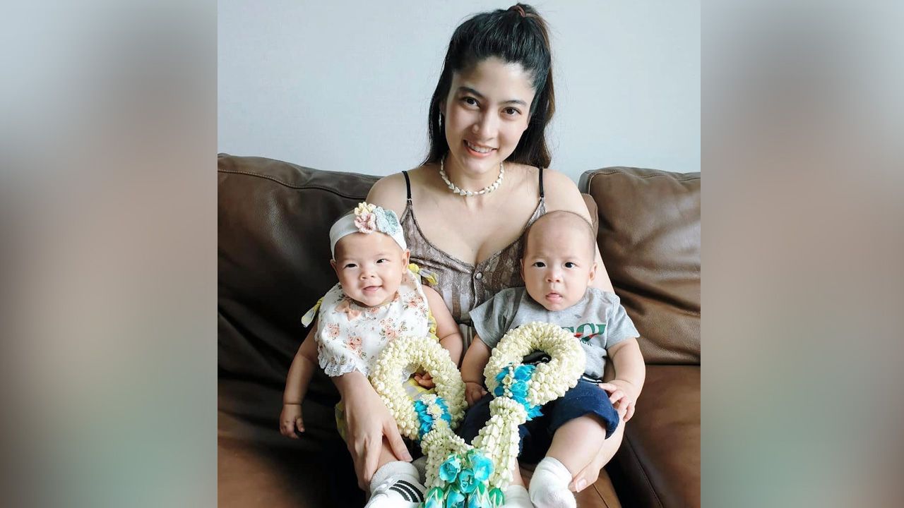 เป็นปีแรกที่อยู่ในฐานะคนเป็น “แม่” แน่นอนว่า มาร์กี้-ราศี แฮปปี้ที่สุดที่ได้พวงมาลัยมะลิจาก น้องมีก้า-มีญ่า แม้ว่าลูกไปซื้อเองไม่ได้ แต่เป็น พ่อป๊อก ควักตังค์ซื้อให้ก็ตาม.