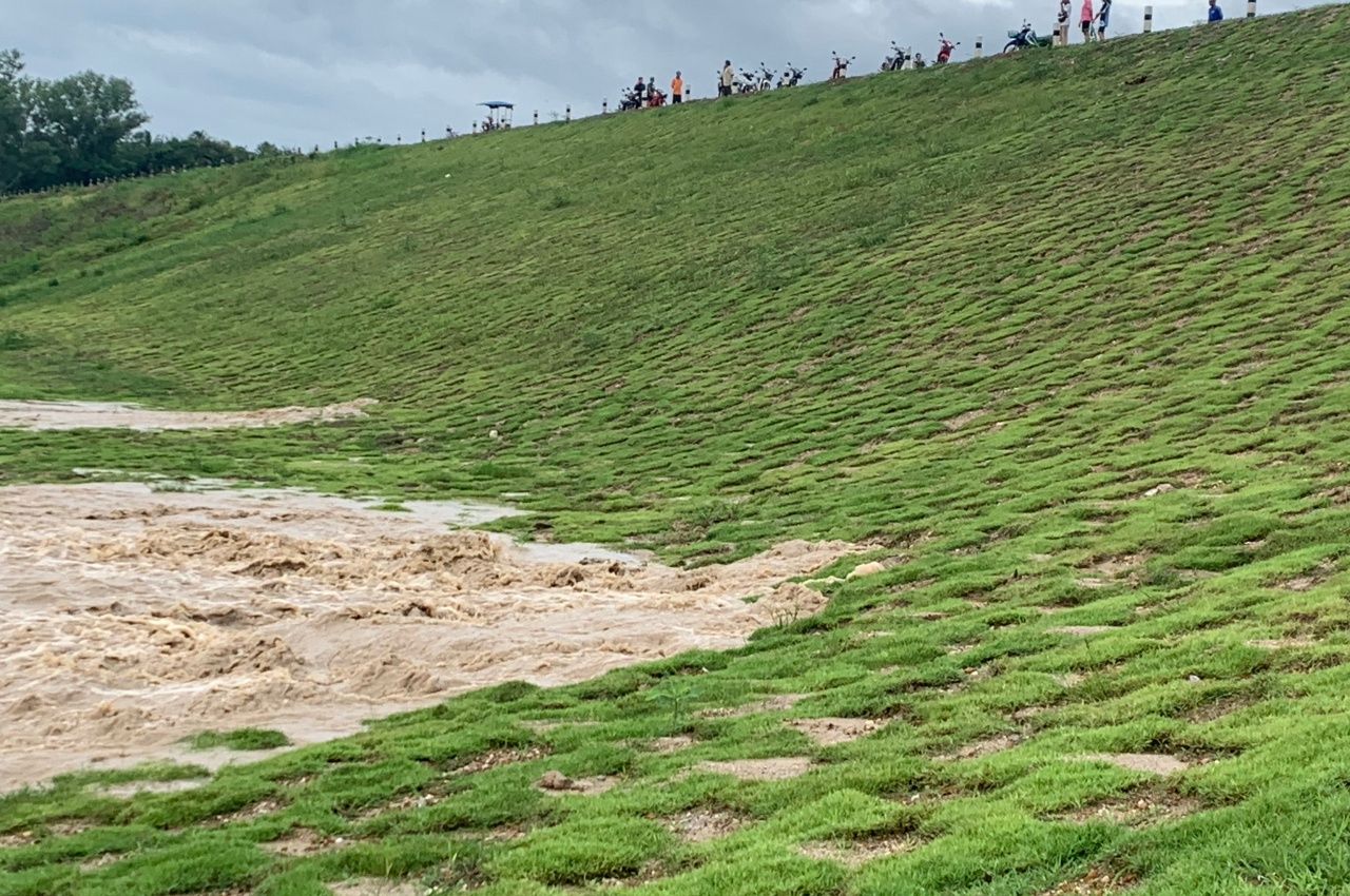 รอยรั่วซึม 3 จุด บริเวณสันอ่างมรสวบ มีน้ำไหลออกมา เกิดดินยุบตัวเหนือรอยรั่ว