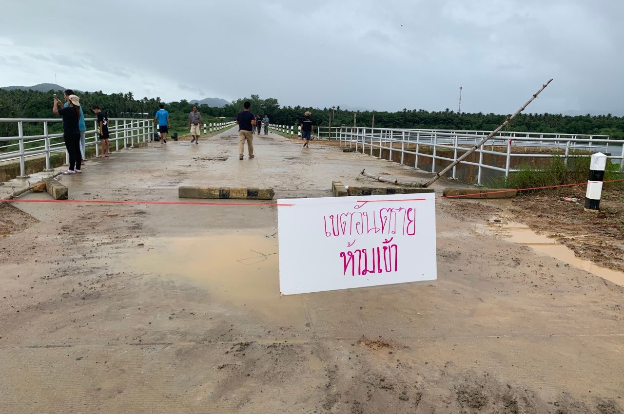 ป้ายเตือนอันตราย ห้ามสัญจรผ่านไปมา เนื่องจากเสี่ยงเกิดการทรุดตัว