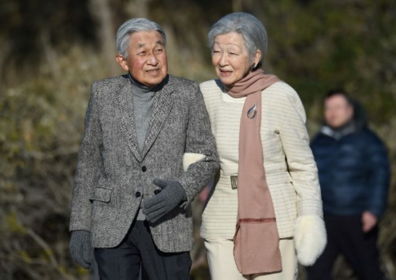 อดีตสมเด็จพระจักรพรรดิอากิฮิโตะ และอดีตสมเด็จพระจักรพรรดินีมิชิโกะแห่งญี่ปุ่น
