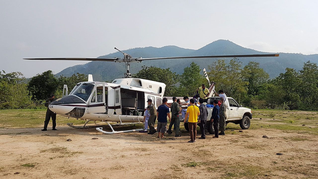 เจ้าหน้าที่หน่วยแพทย์ฉุกเฉินในโครงการ SKY DOCTOR จ.ตาก กำลังลำเลียงผู้ป่วยที่อยู่ในถิ่นกันดารและบนยอดดอยลงจากเฮลิคอปเตอร์เพื่อส่งต่อไปยังโรงพยาบาลใกล้ที่สุด ช่วยให้ผู้ป่วยได้รับการดูแลรักษาอย่างทันท่วงทีและรอดชีวิตมาหลายราย.