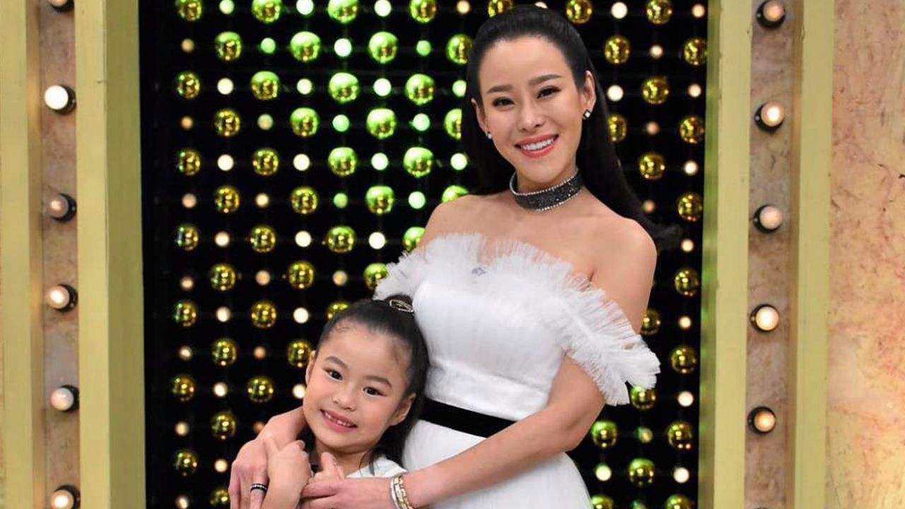 ณิริน พูดกลางรายการ “3 แซบ” ว่าอยาก ทำงานหาเงินไว้เลี้ยงดูพ่อแม่ ทำเอา แม่หนิง ถึงกับน้ำตาคลอ ก่อนที่ ณิริน จะร้องตาม... โถๆๆๆ ทูนหัวของแม่.
