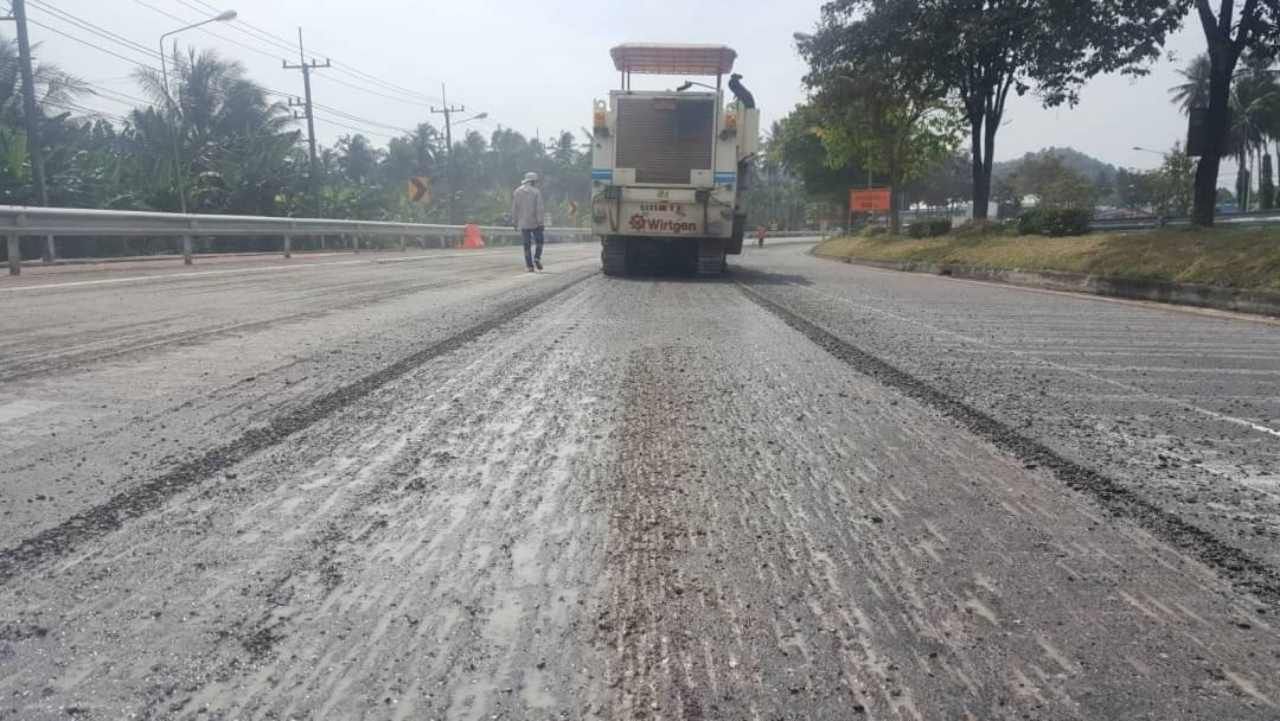 นำรถกัด Recycling เข้ามาการกัดเซาะพื้นผิวถนน ให้เป็นร่องบางๆลึกประมาณ 3 มม.