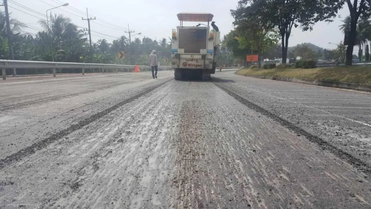 นำรถกัด Recycling เข้ามาการกัดเซาะพื้นผิวถนน ให้เป็นร่องบางๆลึกประมาณ 3 มม.