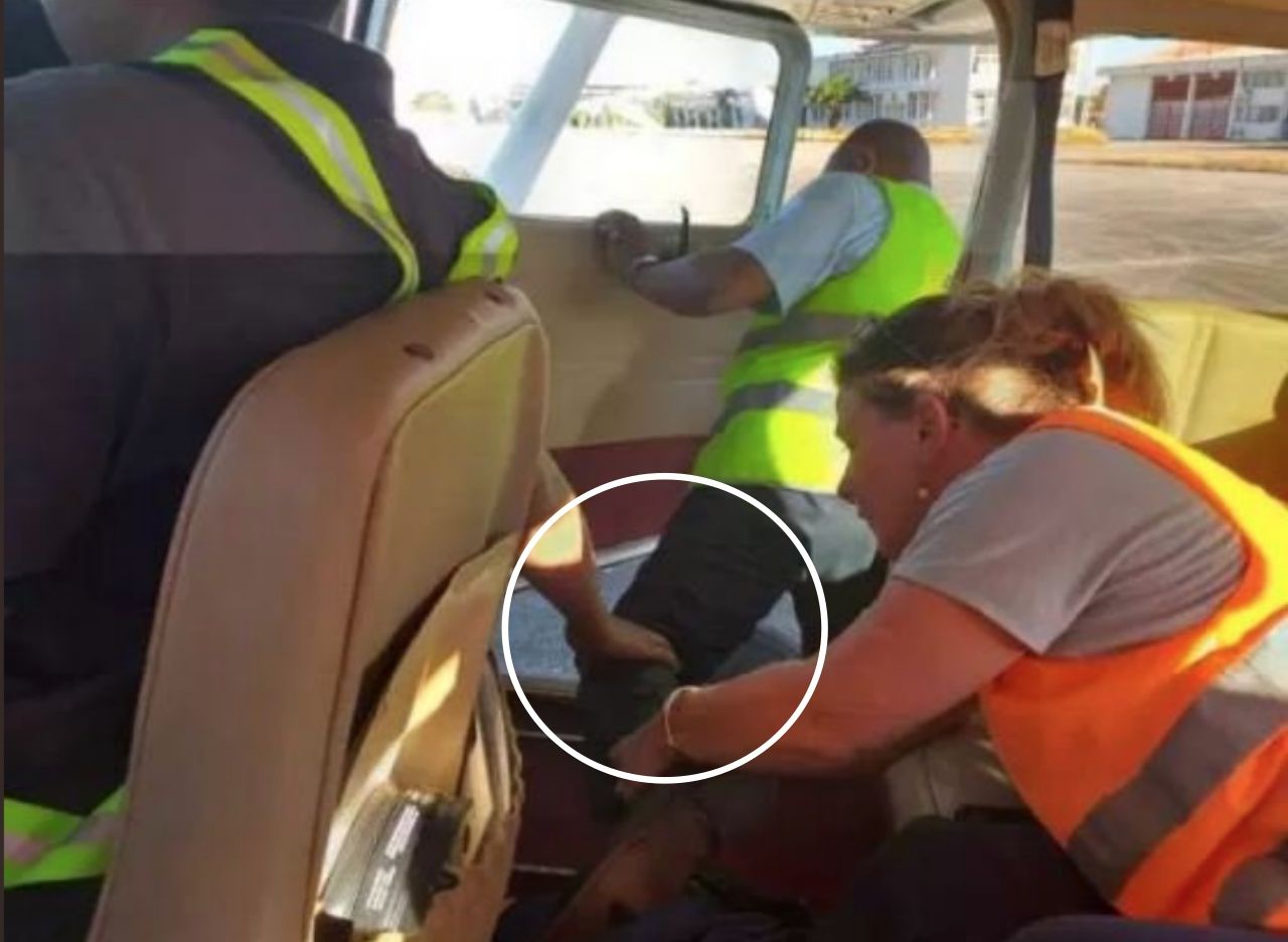 เจ้าหน้าที่ที่เกาะมาดากัสการ์ จำลองเหตุการณ์ขณะนักบินและนักท่องเที่ยวชาวอังกฤษซึ่ง เดินทางมาด้วยอีกคน พยายามช่วยกันดึงขา นางสาวอลานา คัตแลนด์ ที่เปิดประตูเครื่องบินเล็กและกระโดดลงไปฆ่าตัวตาย