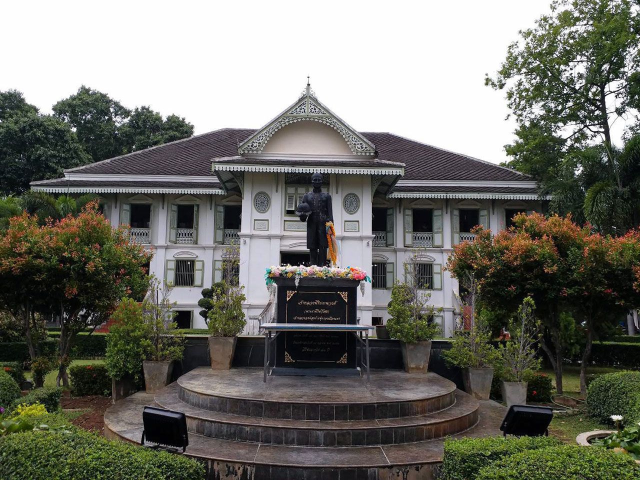 พิพิธภัณฑ์เมืองแพร่ คุ้มเจ้าหลวง สถาปัตยกรรมสมัยรัชกาลที่ 5 ตัวอาคารสร้างด้วยอิฐถือปูน มี 2 ชั้น ไม่มีการฝังเสาเข็มแต่ใช้ไม้ซุงท่อน งดงามด้วยศิลปะ.