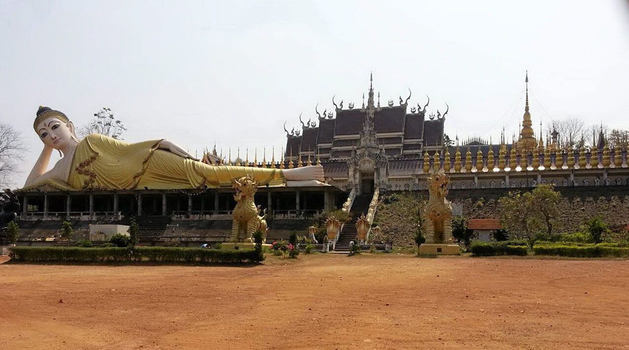 วัดพระธาตุสุโทนมงคลคีรี อ.เด่นชัย จ.แพร่ จำลองรูปแบบวัดสำคัญๆของภาคเหนือ และจากต่างประเทศ ภายในมีพิพิธภัณฑ์สุวรรณหอคำ สร้างด้วยไม้สักทองเรือนเก่า 14 หลัง จัดแสดงโบราณวัตถุมีค่าหัวเมืองฝ่ายเหนือ.