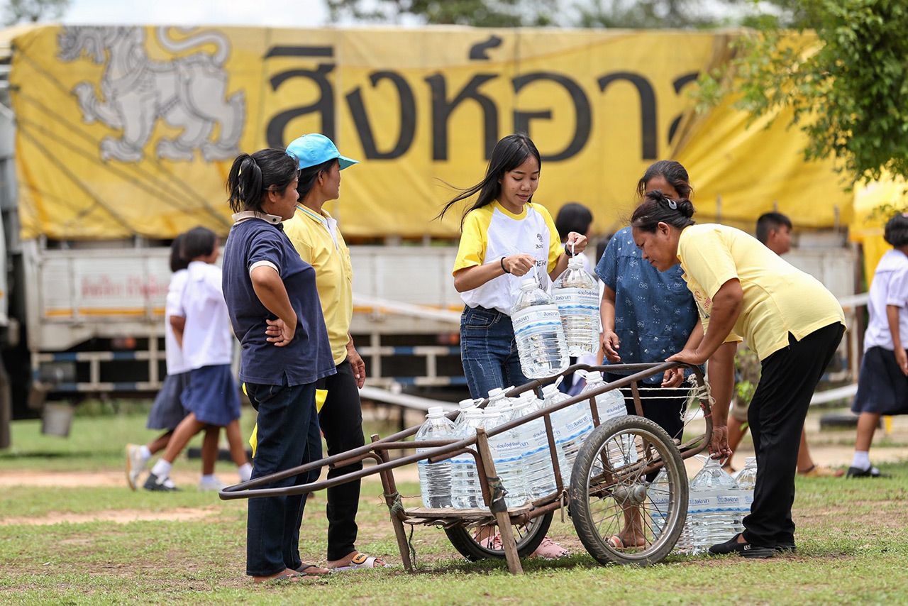 เจ้าหน้าที่ของบริษัทบุญรอดฯ และ เครือข่าย “สิงห์อาสา” ช่วยกันขนน้ำใส่รถให้กับชาวบ้านเพื่อขนกลับบ้าน ทำให้หลายคนถึงกับดีใจ.