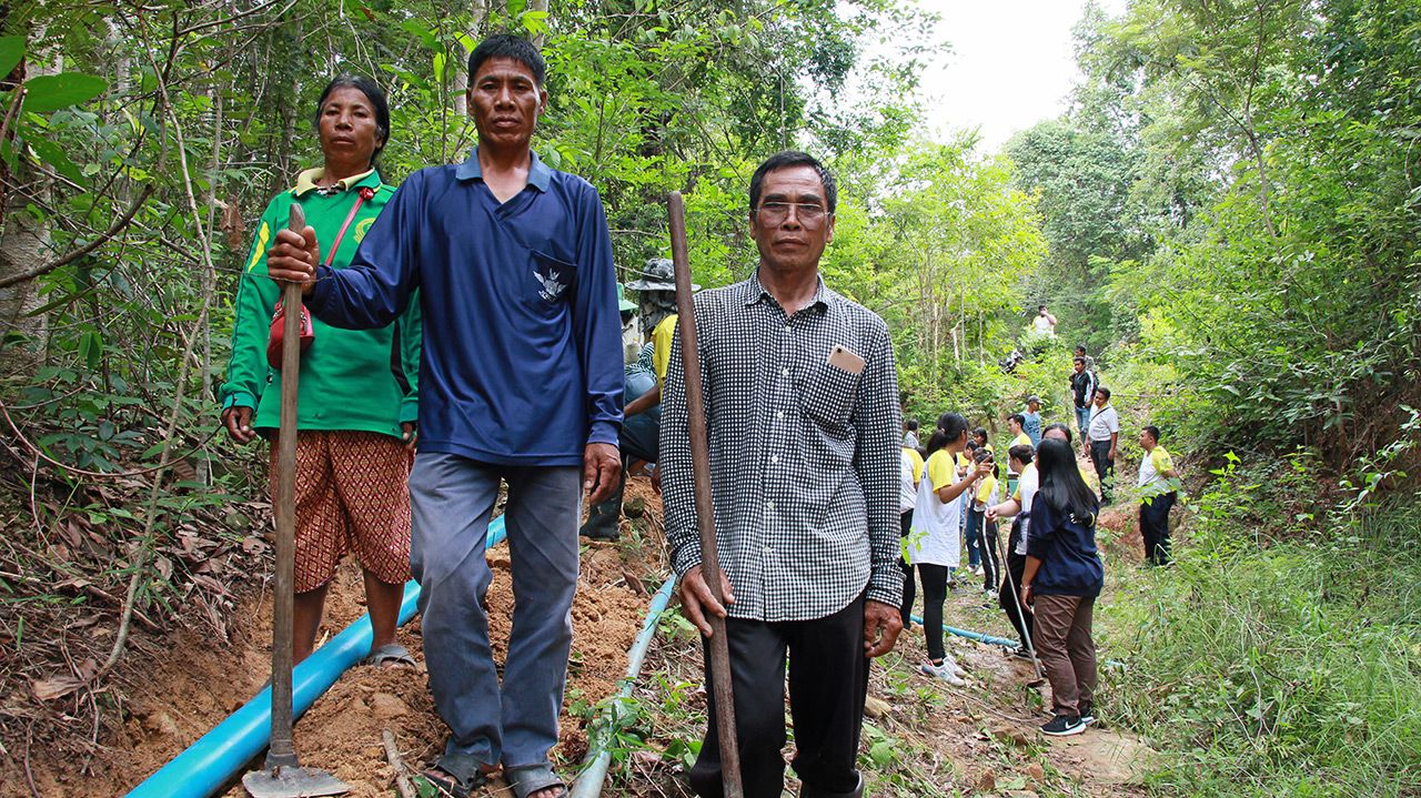 ชาวบ้านกะเลงเวก ต.เทพรักษา อ.สังขะ นำอุปกรณ์เข้ามาขุดดินวางท่อร่วมกับ ทีมสิงห์อาสา.