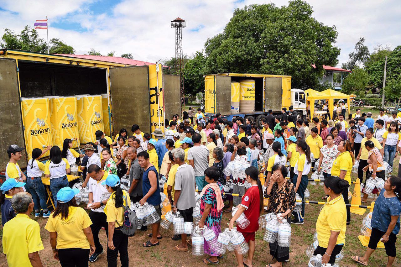 ชาวบ้านในพื้นที่หลายหมู่บ้านของ จ.มหาสารคราม และ จ.สุรินทร์ นำภาชนะกระป๋องน้ำและขวดน้ำ ไปรับน้ำดื่มจาก บริษัทบุญรอดบริวเวอรี่ จำกัด ที่นำคณะไปผลิตน้ำดื่มแจกตาม โครงการ “สิงห์อาสา” เพื่อแก้ปัญหาการขาดแคลนน้ำของชาวภาคอีสาน.