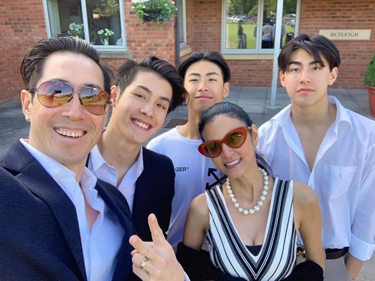 เจ-ปิ่น และลูกๆ ทั้ง 3 คน ขอบคุณภาพจากไอจี @jjetrin