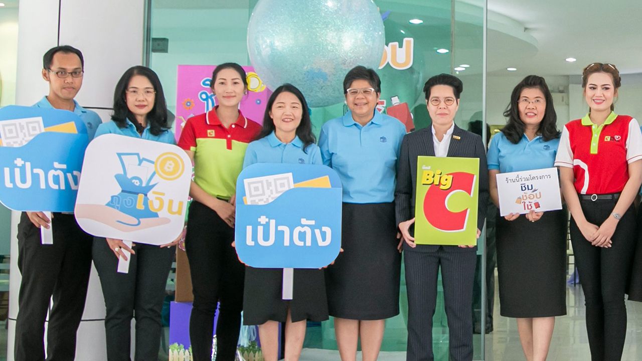 สะดวกจัง สุทธิรัตน์ รัตนโชติ เปิดโครงการ “ชิม ช้อป ใช้” เพื่อสนับสนุนการใช้จ่ายผ่านระบบการชำระเงินอิเล็กทรอนิกส์ของภาครัฐและใช้จ่ายท่องเที่ยวผ่านแอปพลิเคชัน “เป๋าตัง” โดยมี ดร.ปิยะวรรณ ปิยะพงษ์ และ พิไลพร ลี้เหมือดภัย มาร่วมงานด้วย ที่กรมบัญชีกลาง วันก่อน.