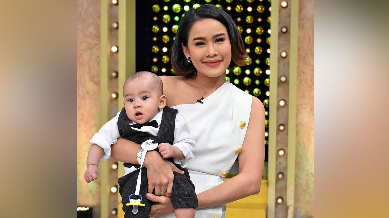 ส่วน นู๋เล็ก ก่อนบ่าย บอกตั้งชื่อลูกชายไว้แบบกลางๆ ว่า น้องวิน ถ้าโตขึ้นแล้วเลือกเพศ เองจะได้เปลี่ยนง่ายๆ เป็น “วินนี่”...แหม่ๆ คุณแม่ช่างเม้าท์ เอ๊ย รอบคอบจริงๆ.