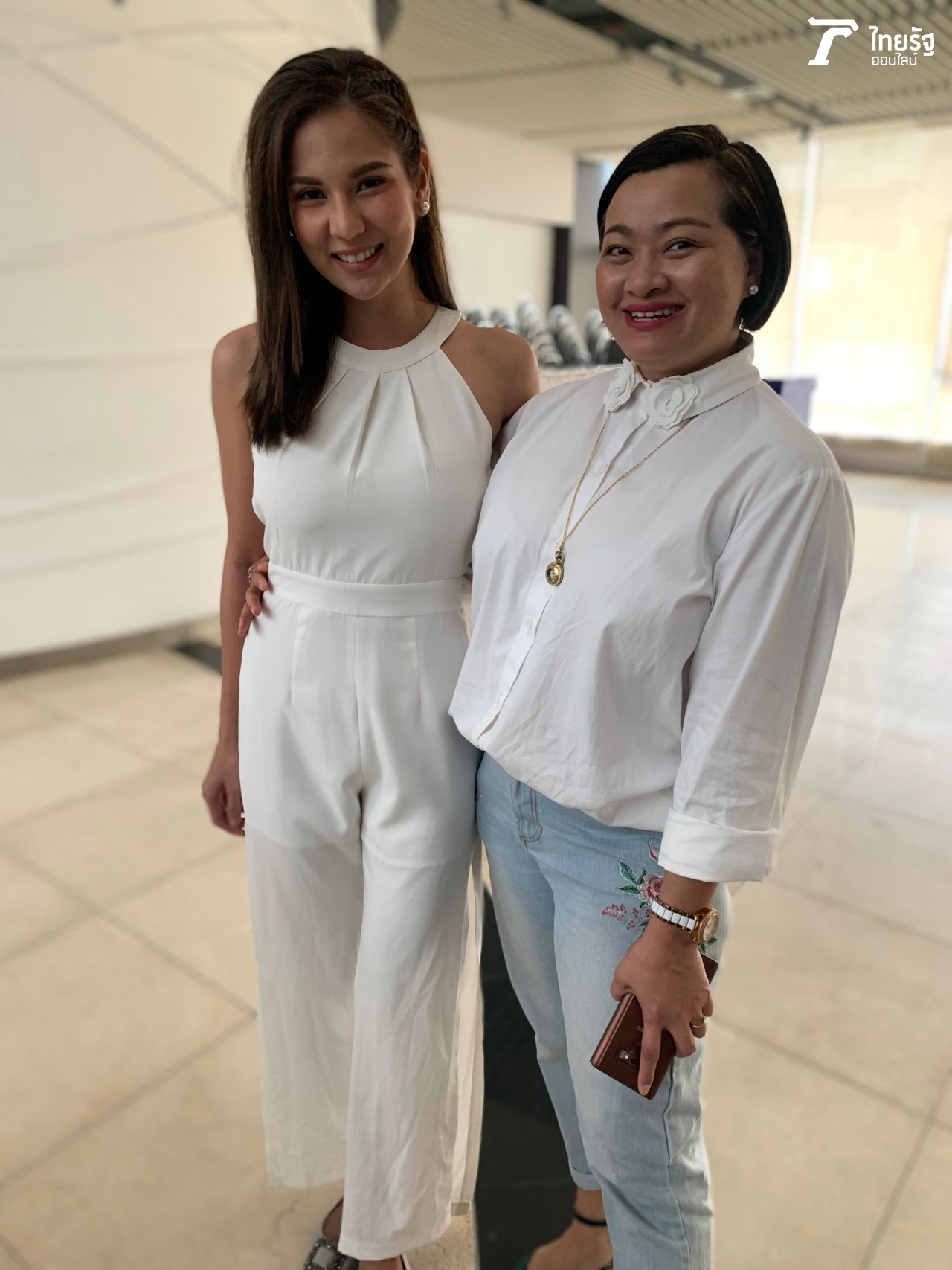 (ซ้าย) หมิว สิริลภัส กองตระการ (ขวา) อาจารย์โอ๋ ดร.วิไลภรณ์ จิรวัฒนเศรษฐ์ 