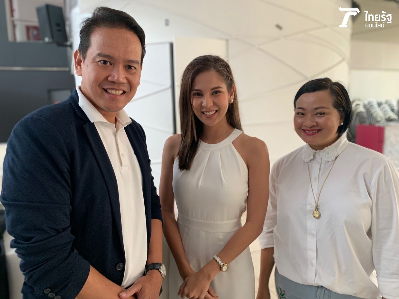 (ซ้าย) อาจารย์บอย ดร.ธนชาติ จันทร์เวโรจน์ ผู้อำนวยการหลักสูตร นิเทศศาสตรมหาบัณฑิต (กลาง) หมิว สิริลภัส กองตระการ (ขวา) อาจารย์โอ๋ ดร.วิไลภรณ์ จิรวัฒนเศรษฐ์ 