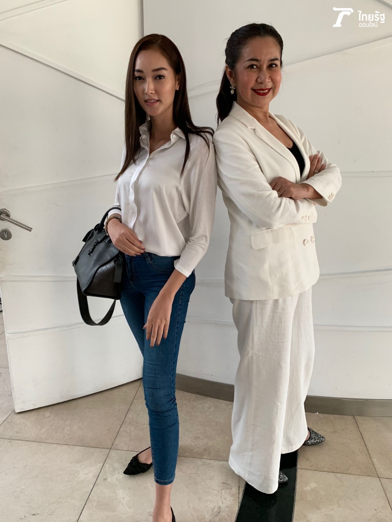 (ซ้าย) กุ้ง ปภัสรินทร์ ศรีปริยวัฒน์ รองมิสแกรนด์ไทยแลนด์ Miss Grand Thailand 2013 และมิสซูปราเนชั่นแนลไทยแลนด์ Miss Supranational Thailand 2013 (ขวา) ส้ม ชนากานต์ ชัยศรี มิสไทยแลนด์เวิลด์ Miss Thailand World 1990